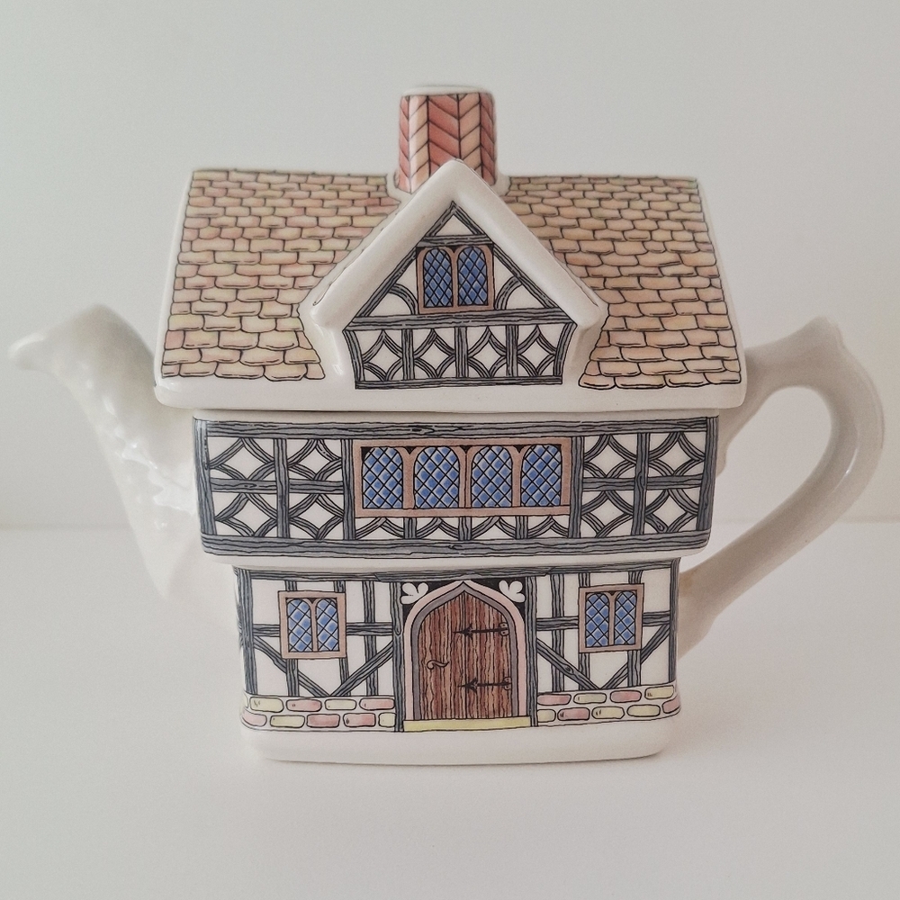 Sadler "Tudor House" teapot - vintage
